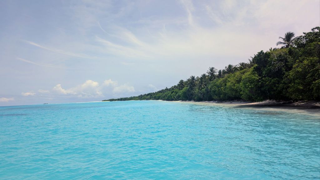 the turquoise water on the south beach of fulhadhoo
